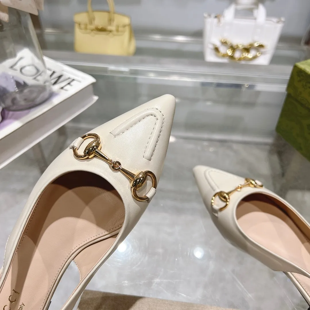 👟👟Ex-factory price 440👟👟 (genuine leather sole +40) Gucci Original GG canvas adds dazzling essence to these slingback pumps. Brown leather piping and light gold-toned hardware are complemented by beige and brown graphics. The pointed toe, elasticated straps and low heel all work together to create a comfortable fit. Upper: Made of first-layer imported patent cowhide/sheepskin lining. Outsole: Rubber non-slip outsole/genuine leather outsole. Size: 35-42 (34/41 42 customized, non-refundable)​